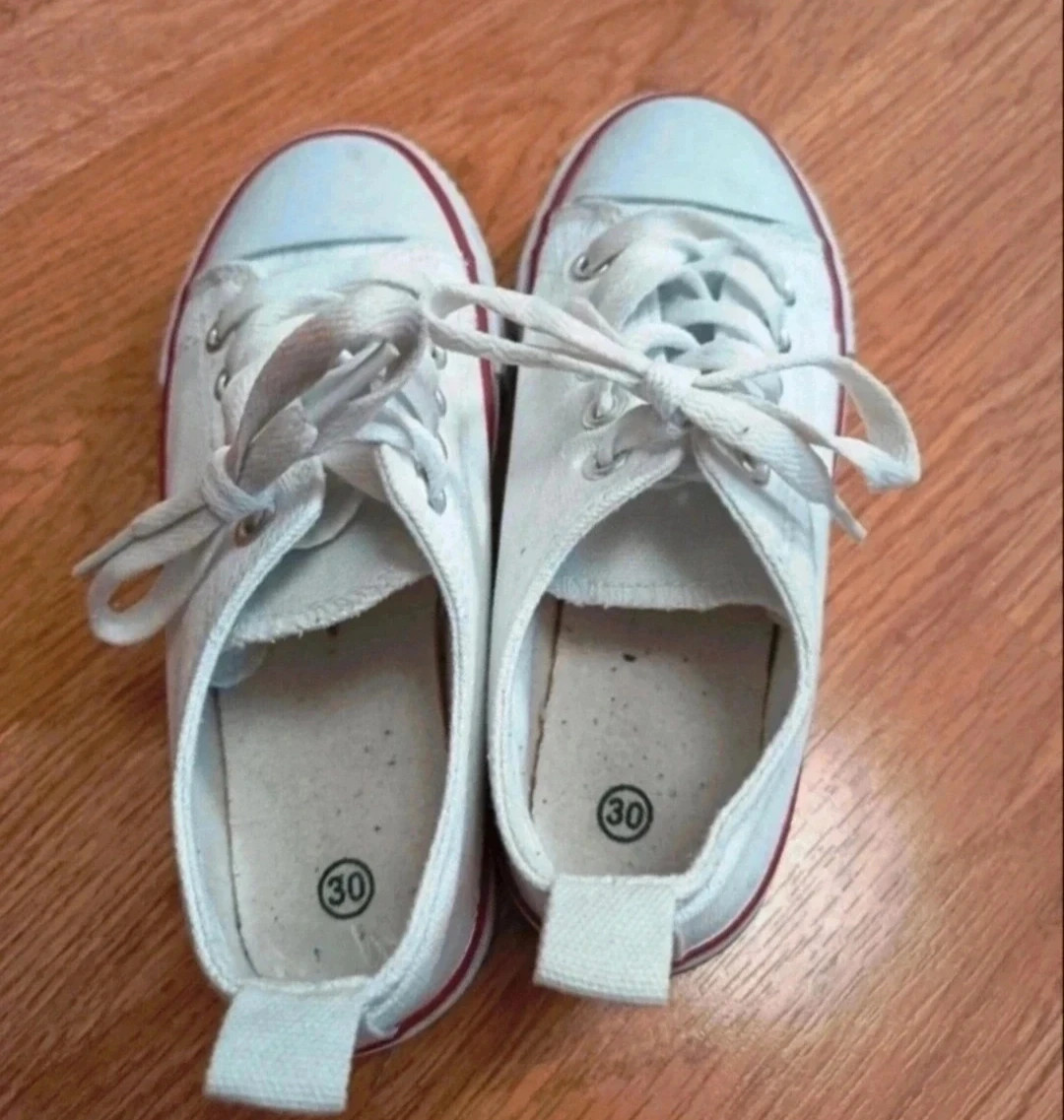 Zapatillas deportivas de lona unisex de niño. Buen estado. Número 30. – Local – taille 30 4
