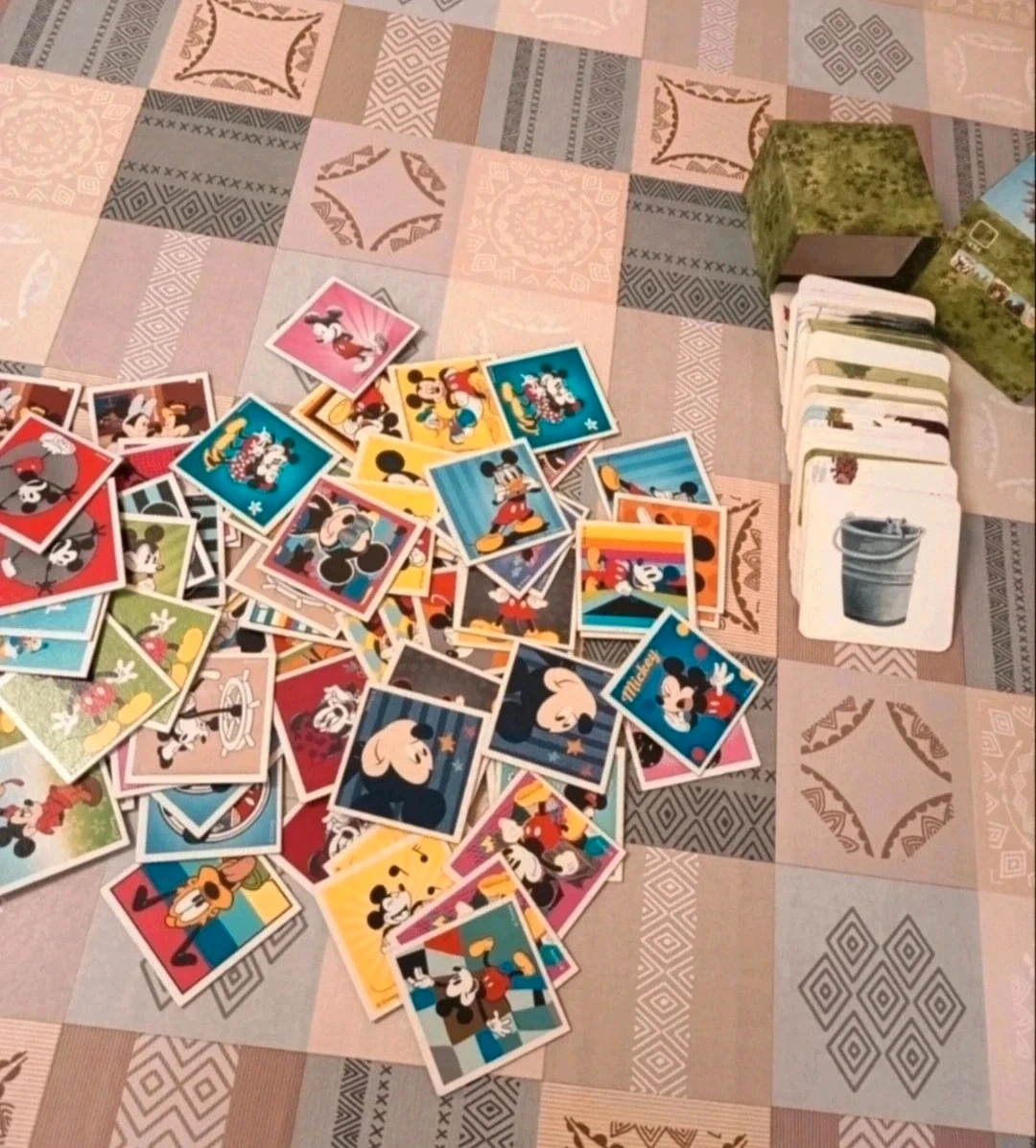 Dos juegos de cartas de parejas de Mickey y dibujos varios. Perfecto estado