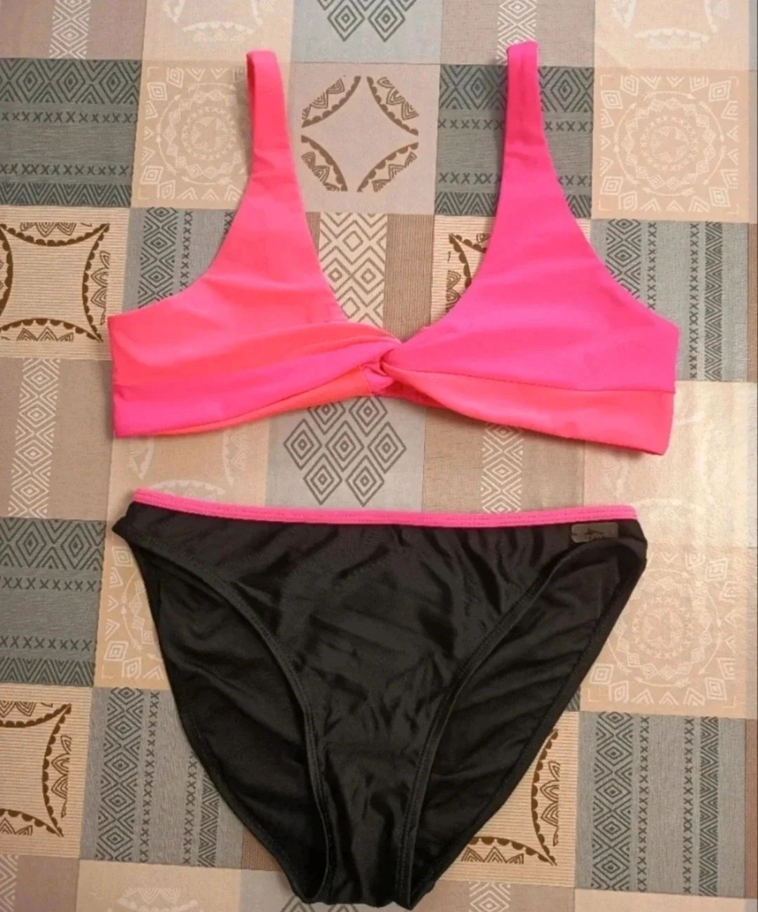 Bikini en negro y fucsia de chica. Talla 14 años. De Tenth. Buen estado