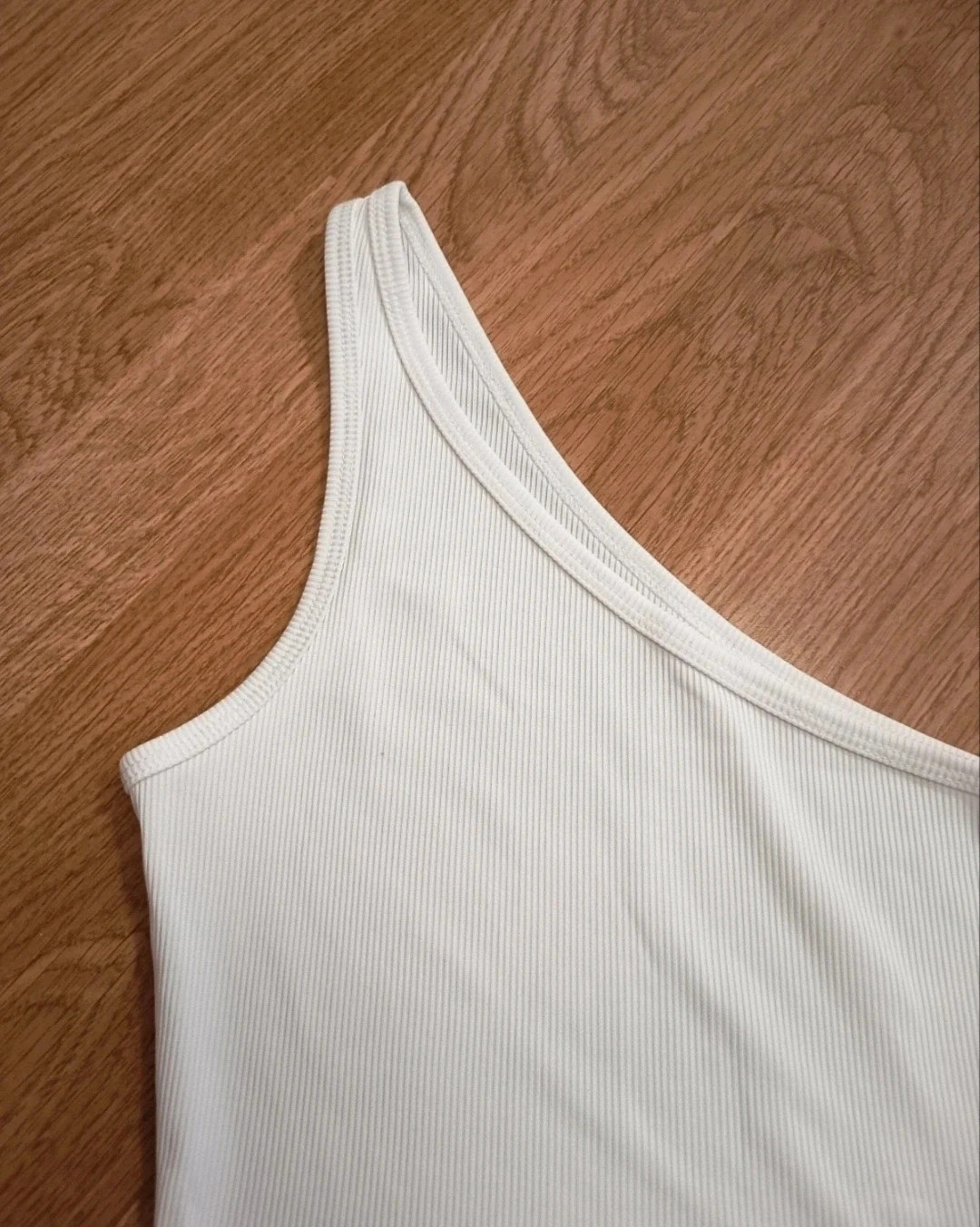 Crop top asimétrico de mujer. Shein. Talla XXS – Shein – taille XXS / 32 / 4 4