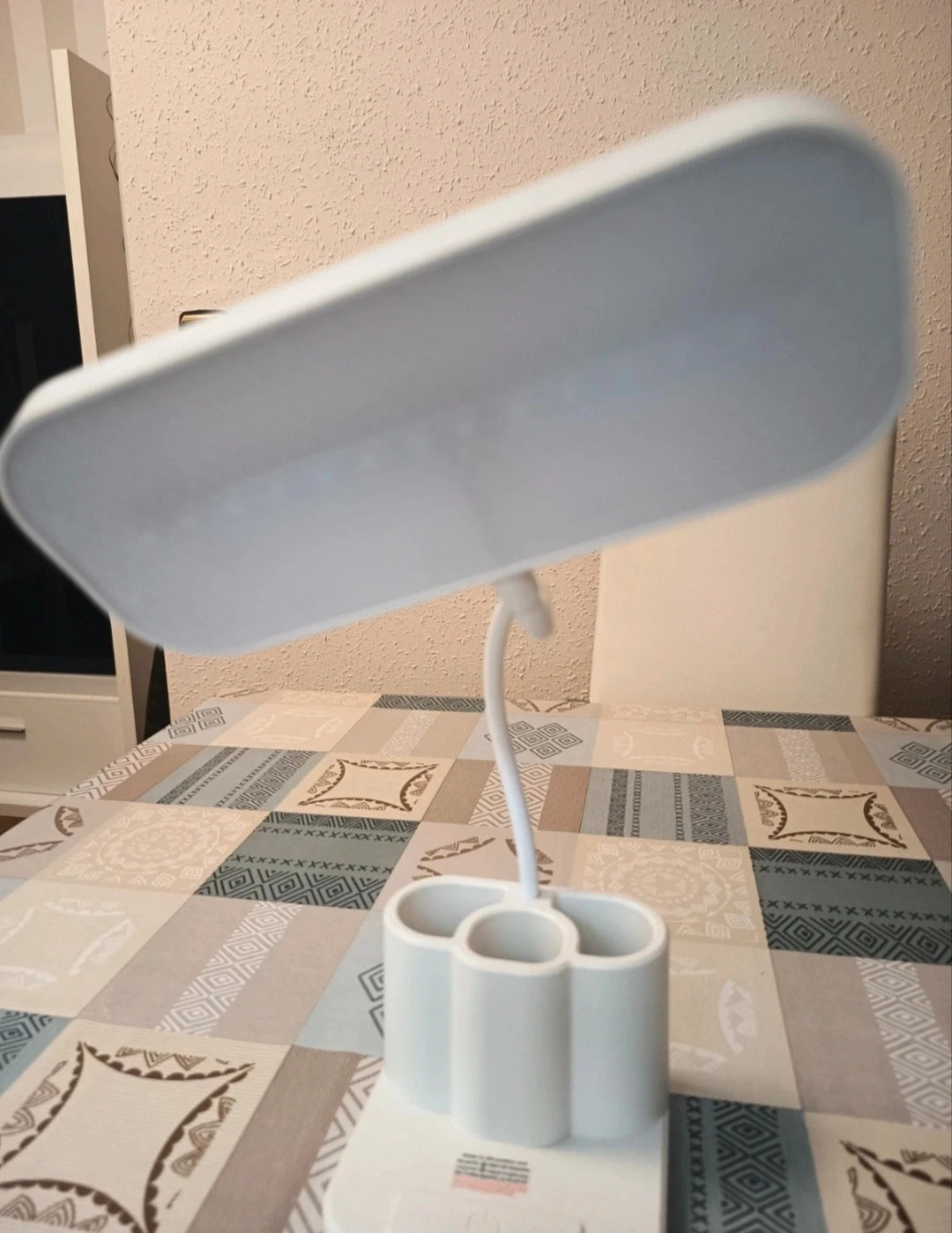Flexo con cuello flexible y portalápices LED – Local 3
