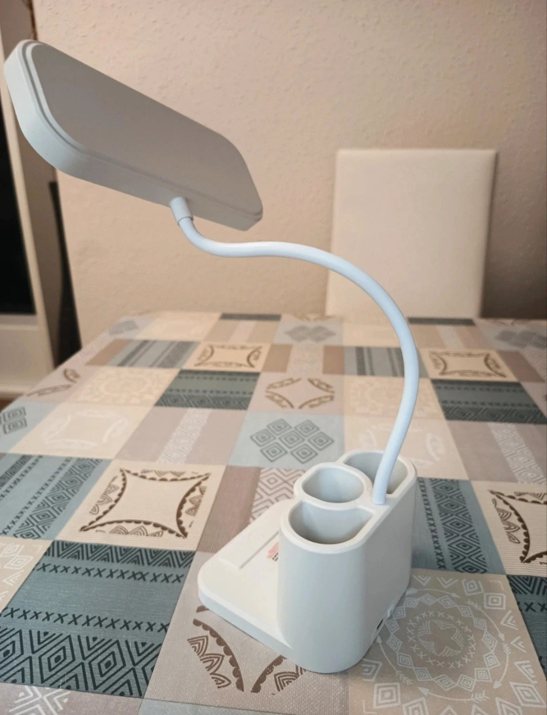 Flexo con cuello flexible y portalápices LED – Local 4