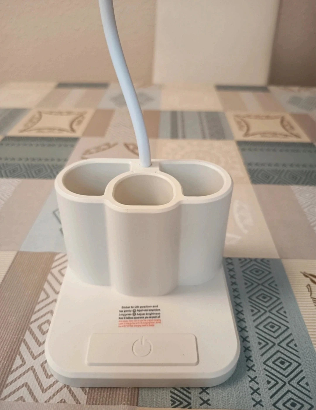 Flexo con cuello flexible y portalápices LED – Local 2