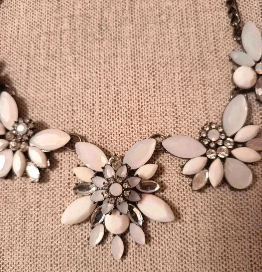 Collar de mujer con forma de flores en muy buen estado. – Local 2