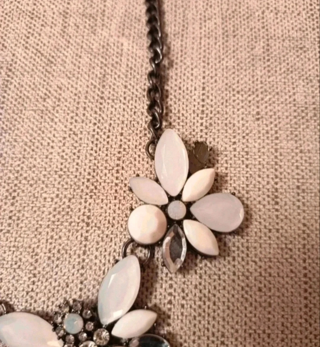 Collar de mujer con forma de flores en muy buen estado. – Local 3