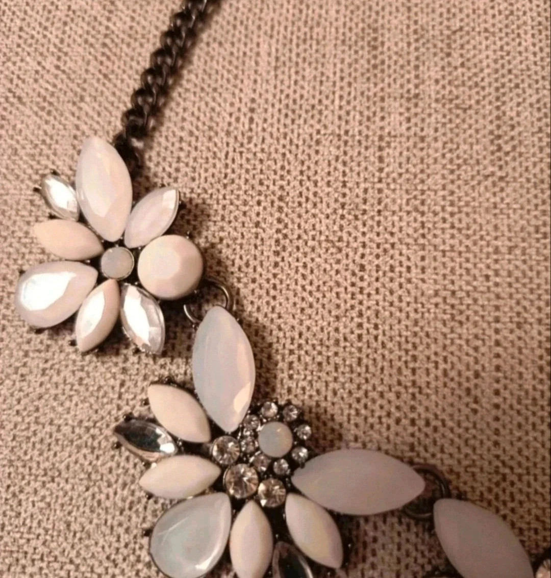 Collar de mujer con forma de flores en muy buen estado. – Local 5