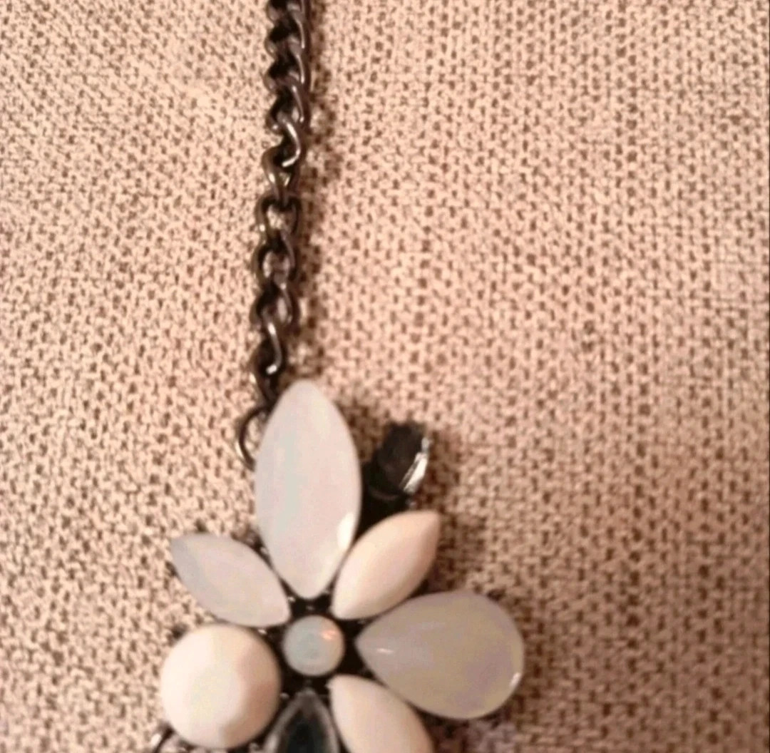 Collar de mujer con forma de flores en muy buen estado. – Local 4