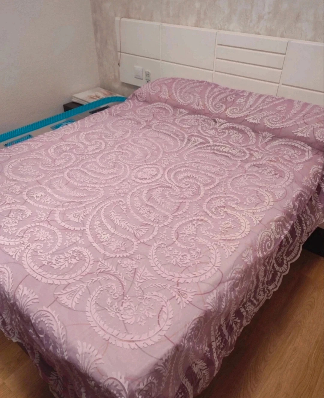 Colcha semitransparente en lila. Sin estrenar – Local – taille Double (120-140 x 190-200 cm)