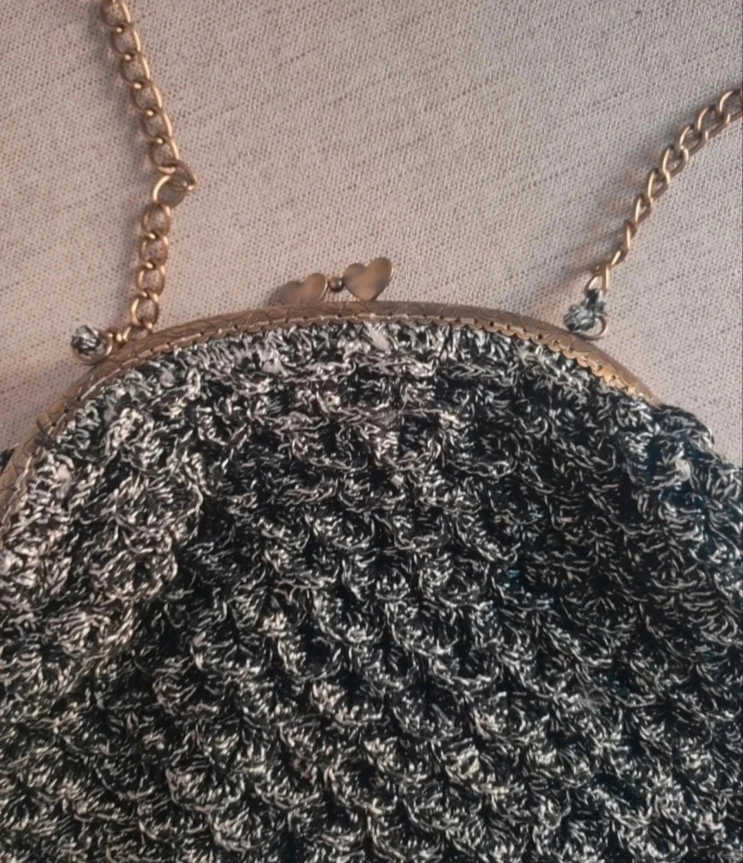 Bolso de mujer vintage. En negro y la cadena en bronce. Echo a mano. En buen estado – sin marca 2