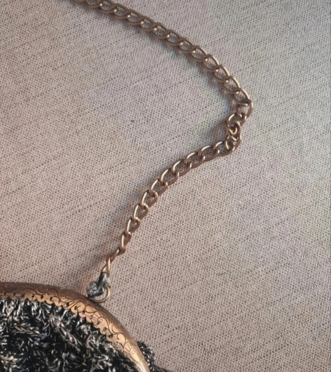 Bolso de mujer vintage. En negro y la cadena en bronce. Echo a mano. En buen estado – sin marca 4