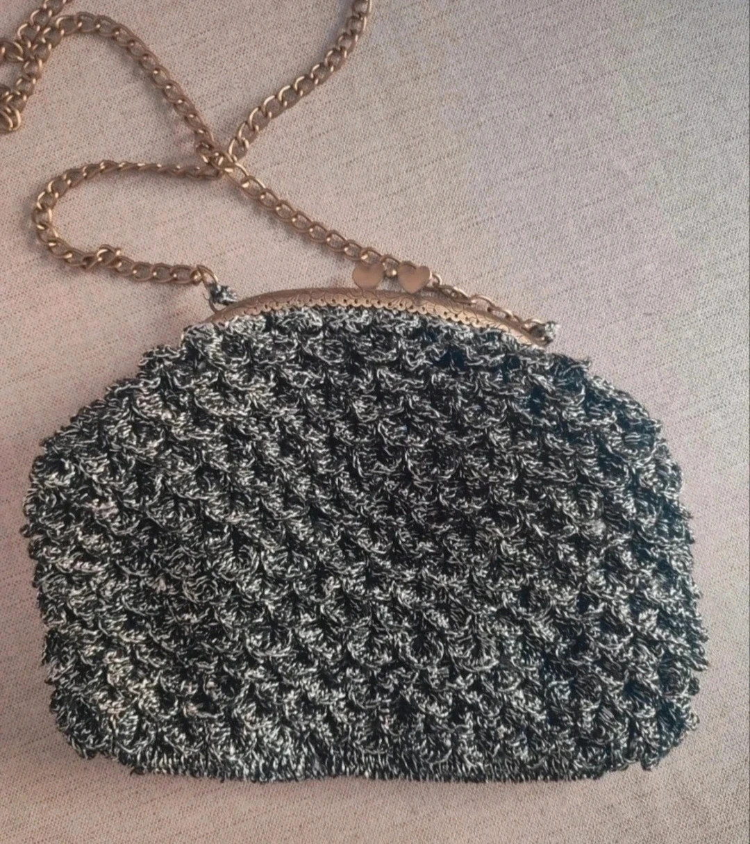 Bolso de mujer vintage. En negro y la cadena en bronce. Echo a mano. En buen estado – sin marca 5