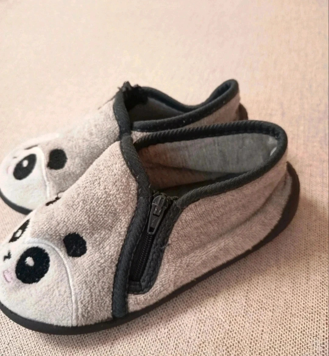 Zapatillas de niño de estar por casa. En buen estado. Número 27. – Local – taille 27 3