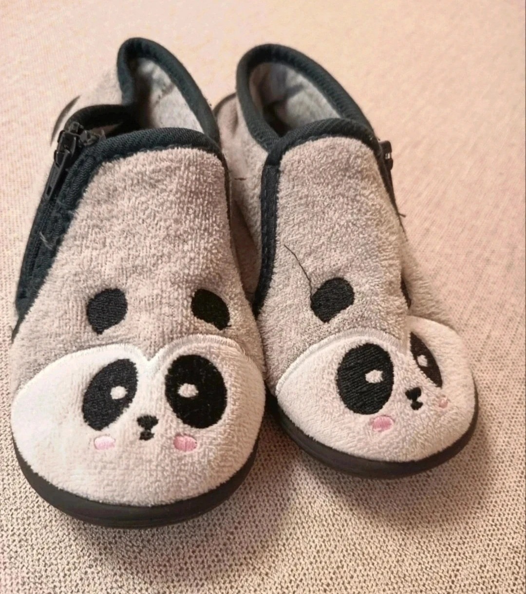 Zapatillas de niño de estar por casa. En buen estado. Número 27. – Local – taille 27 2