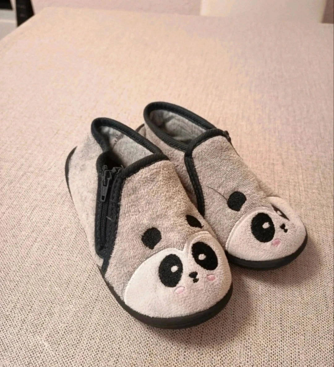 Zapatillas de niño de estar por casa. En buen estado. Número 27. – Local – taille 27