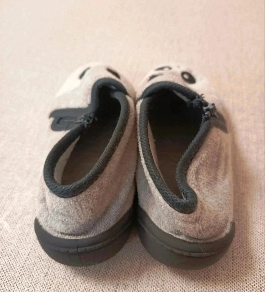 Zapatillas de niño de estar por casa. En buen estado. Número 27. – Local – taille 27 4