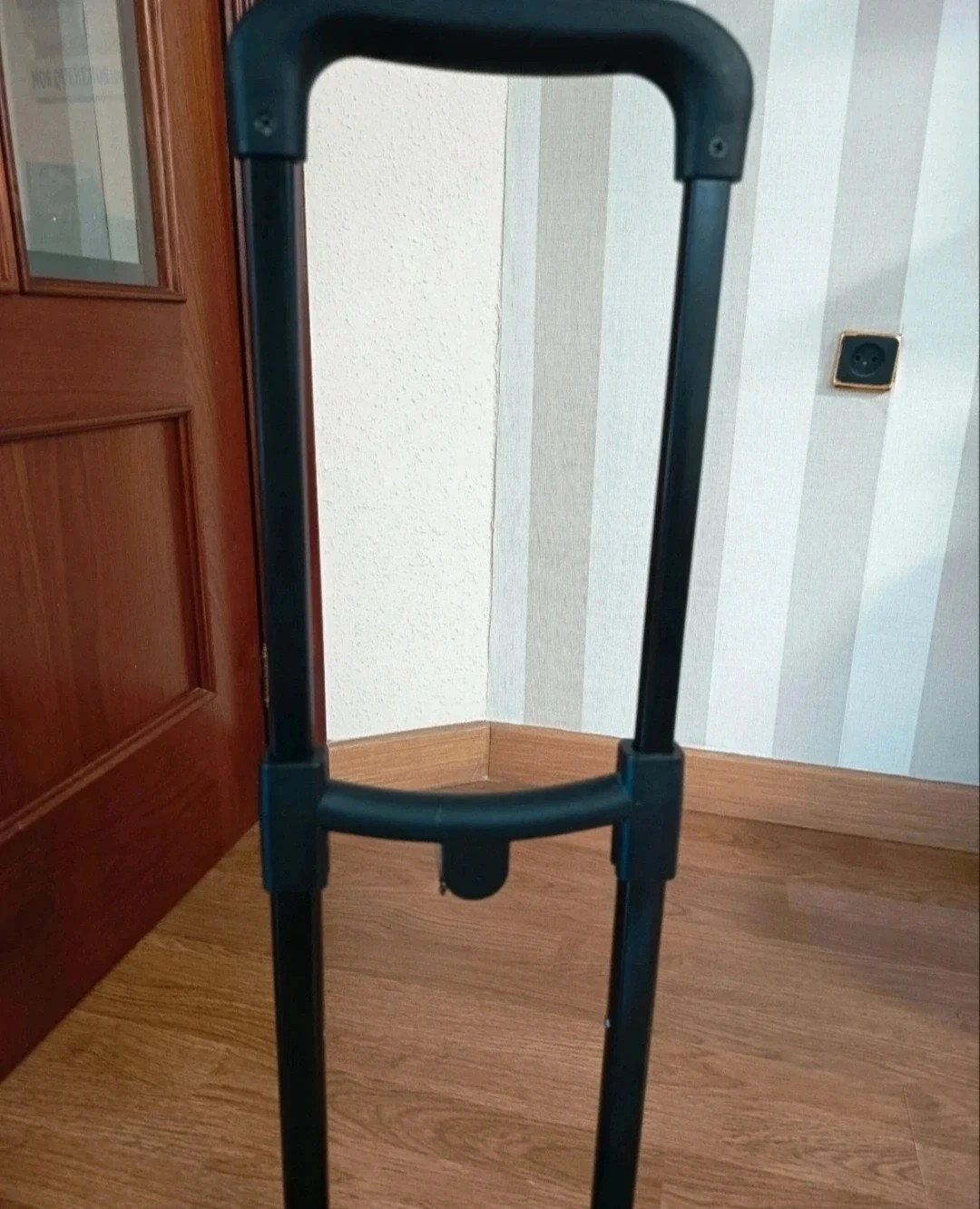 Carro portamochilas plegable. – Local 2