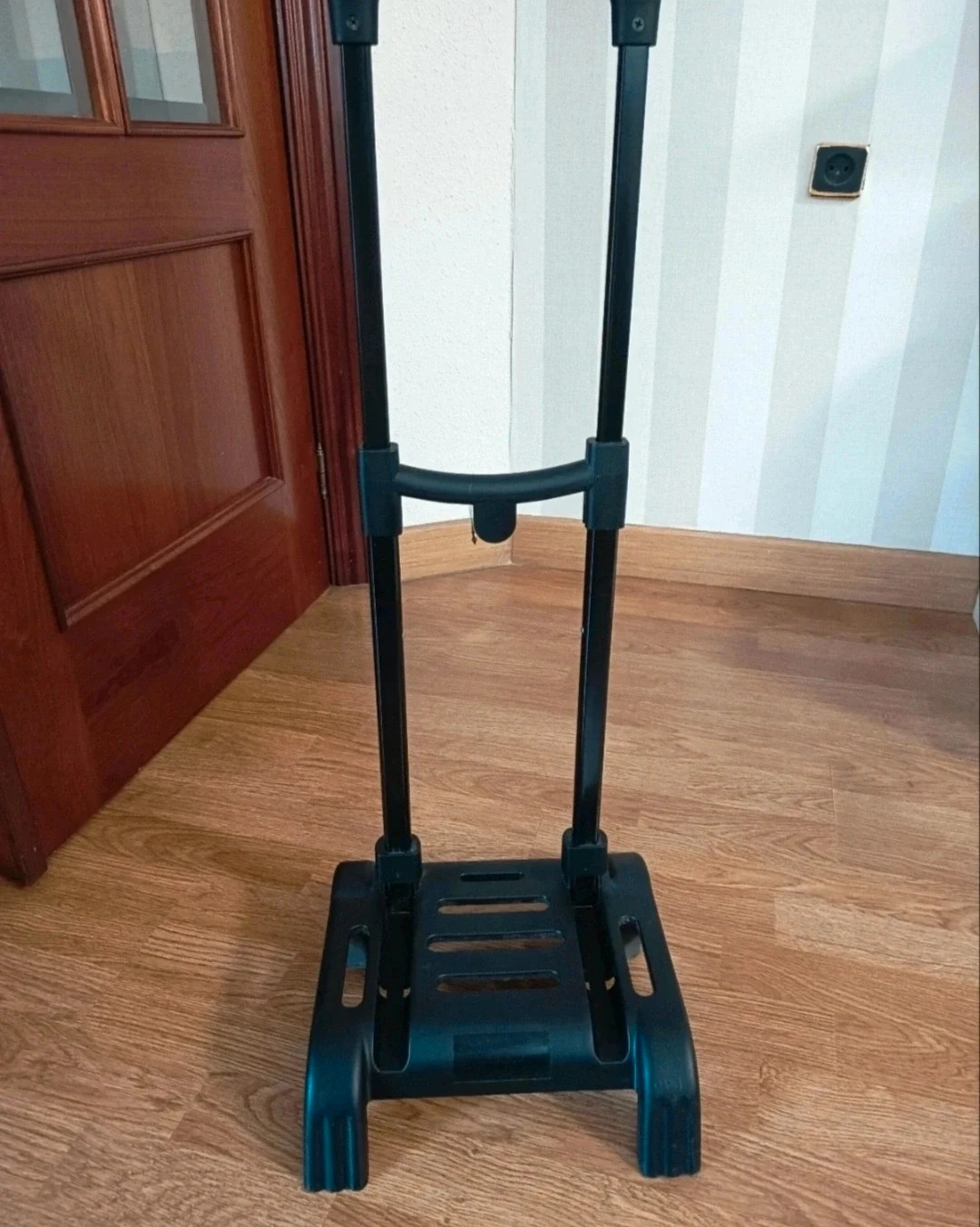 Carro portamochilas plegable. – Local