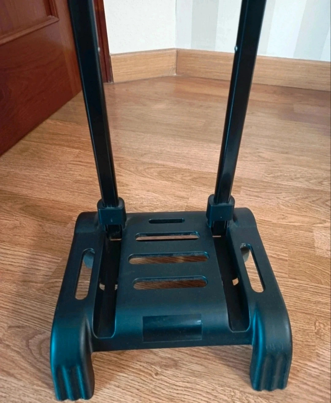 Carro portamochilas plegable. – Local 3