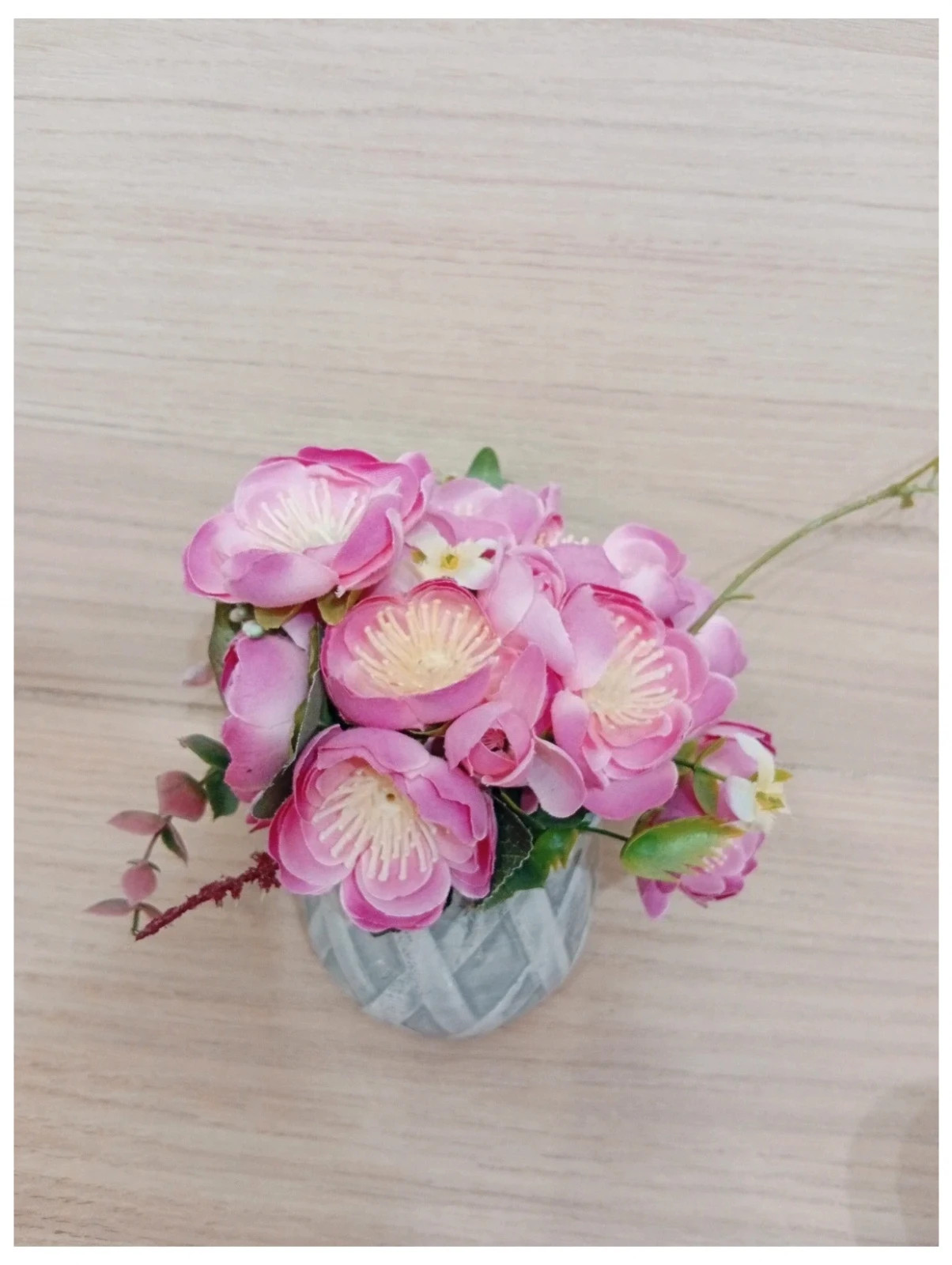 Pot de fleurs artificiel - composition de fleurs rose a nuance degradee-couleur rose et pot gris 4
