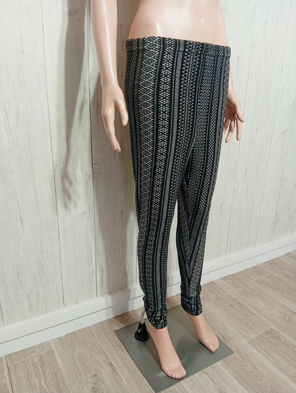 Leggins noir a motif geometrique raye verticalement femme - taille 42/44 - couleur noir et blanc – taille XL / 42 / 14 4