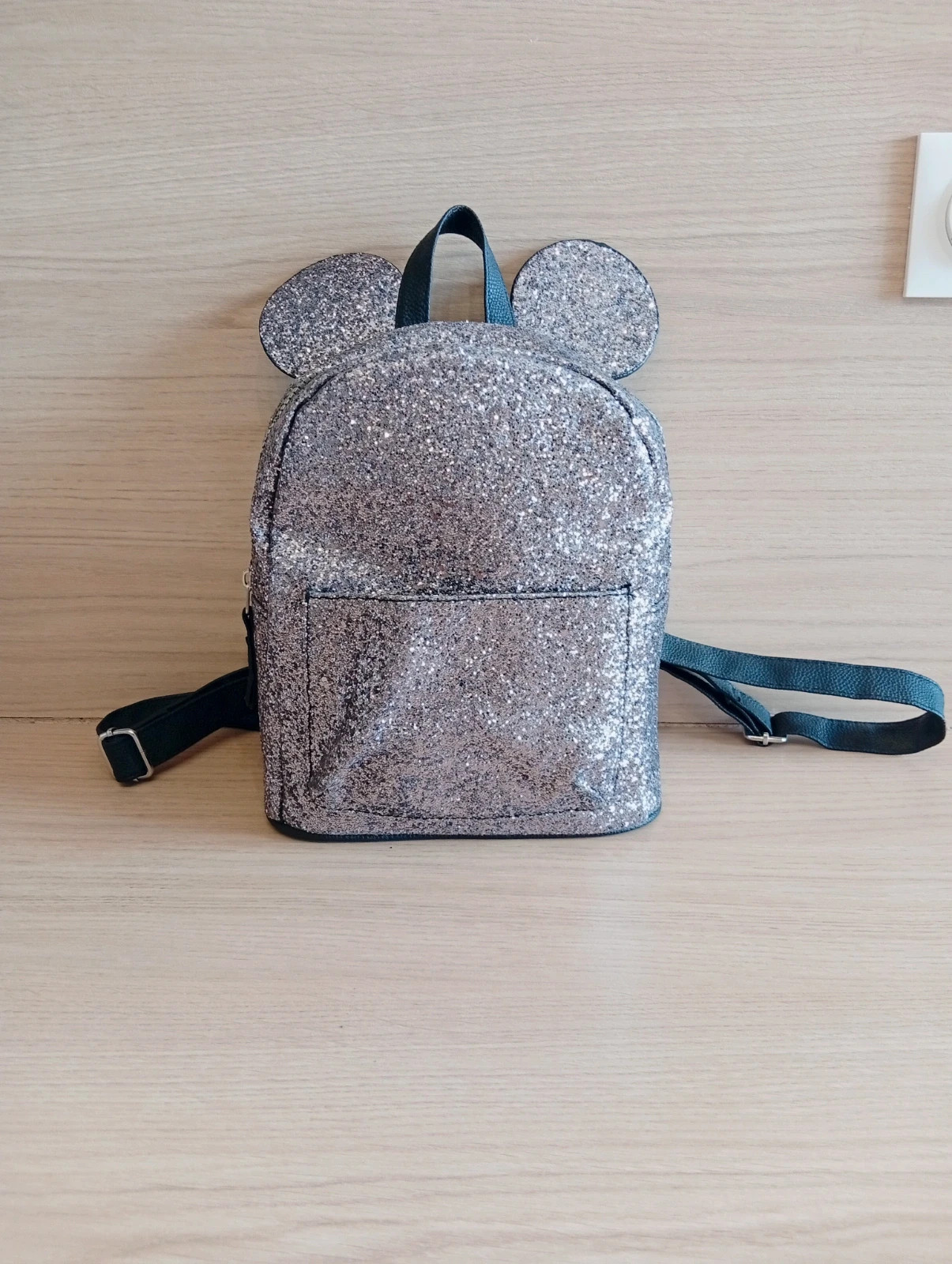 Sac a dos- minnie - disney - couleur noir et argenté