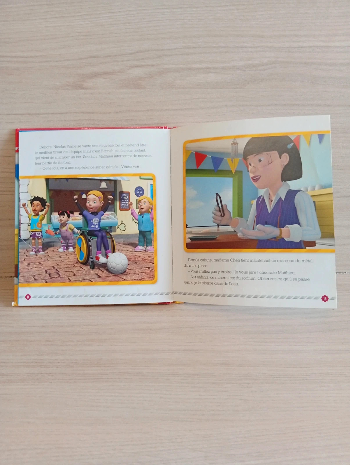Livre enfant - sam le pompier " Sam a la rescousse "- couleur rouge jaune 2