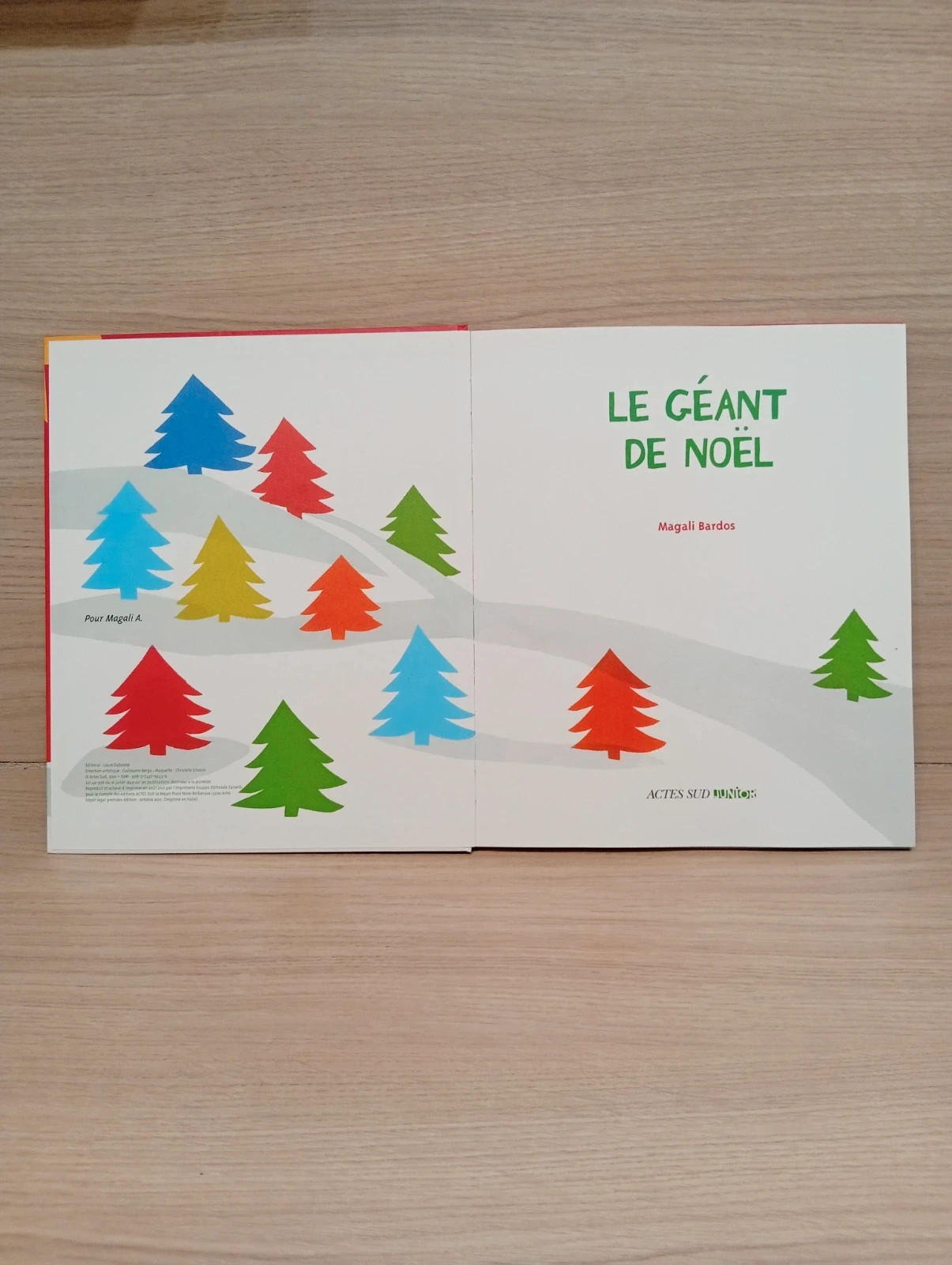 Livre le géant de noel - taille - Magalie bardos - couleur rouge et blanc 3