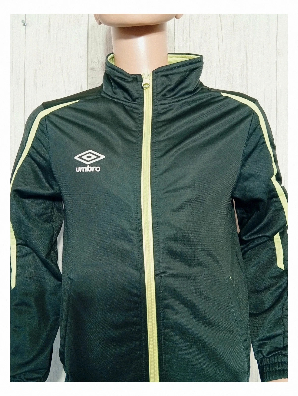 Gilet umbro de sport - taille 8 ans - couleur noir et vert – Umbro – taille 8 ans / 128 cm 2