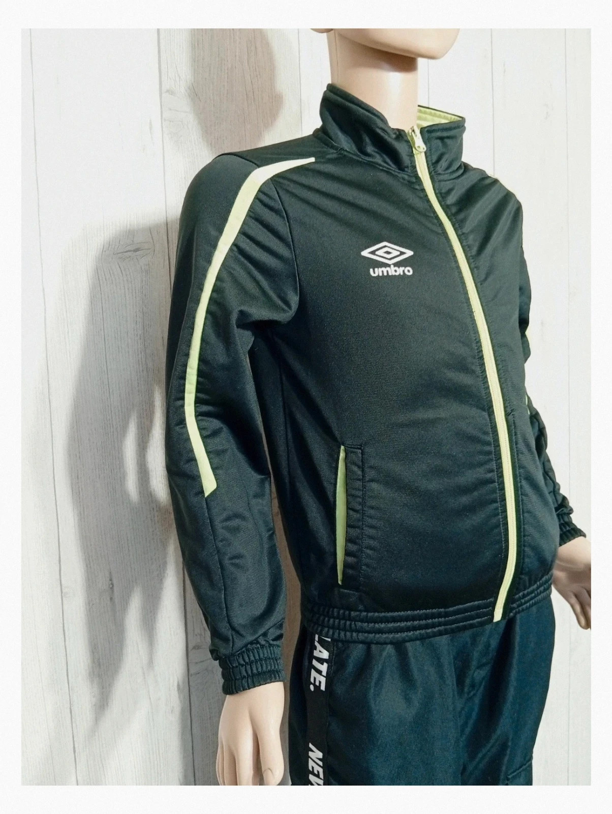 Gilet umbro de sport - taille 8 ans - couleur noir et vert – Umbro – taille 8 ans / 128 cm 4