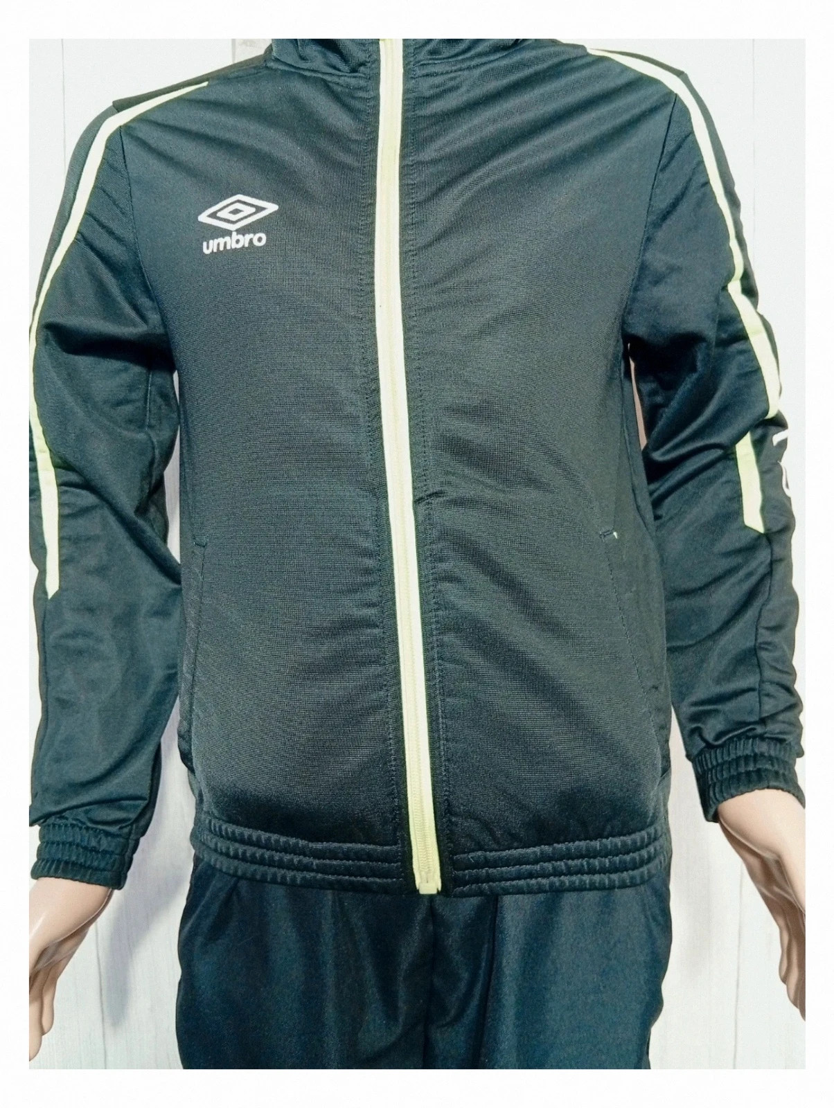 Gilet umbro de sport - taille 8 ans - couleur noir et vert – Umbro – taille 8 ans / 128 cm 3