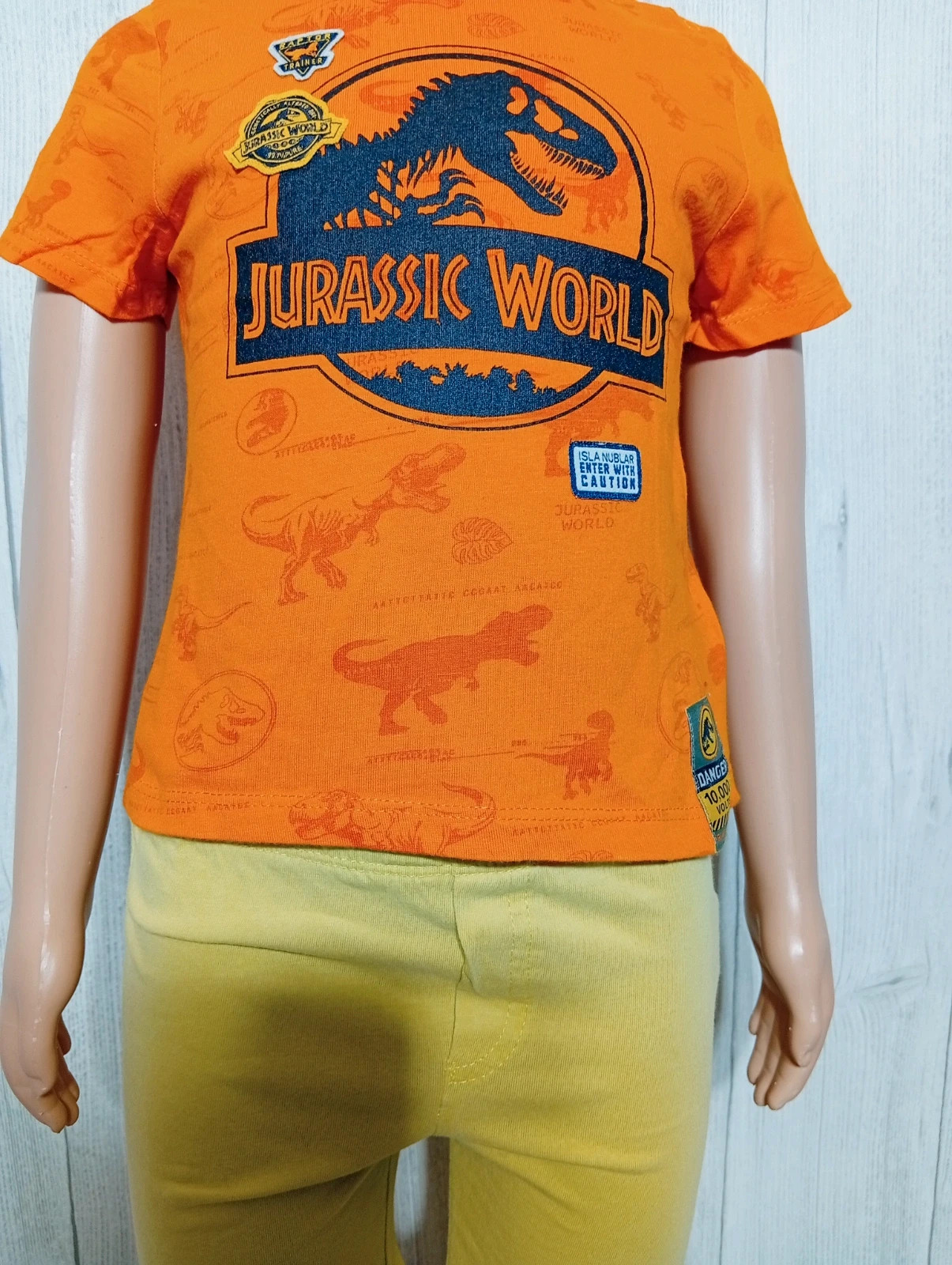 T-shirt manche courte garcon- taille 3 ans - universal - Jurassic world - couleur orange noir – Universal – taille 3 ans / 98 cm 3