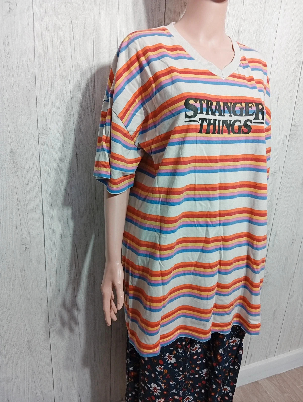 T-SHIRT long manche courte femme- Taille M/L - stranger things - couleur multicolore – taille L / 40 / 12 4