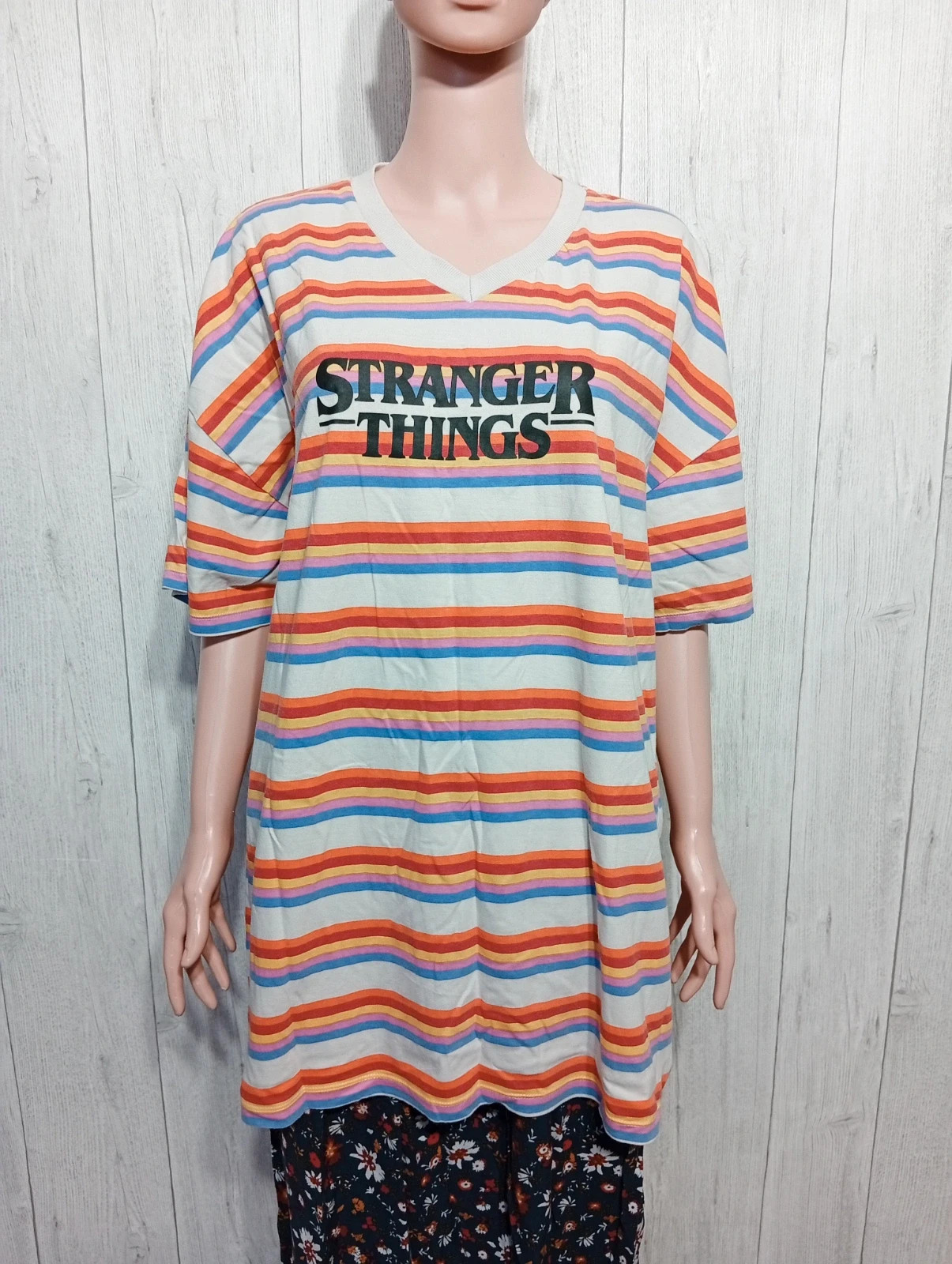 T-SHIRT long manche courte femme- Taille M/L - stranger things - couleur multicolore – taille L / 40 / 12