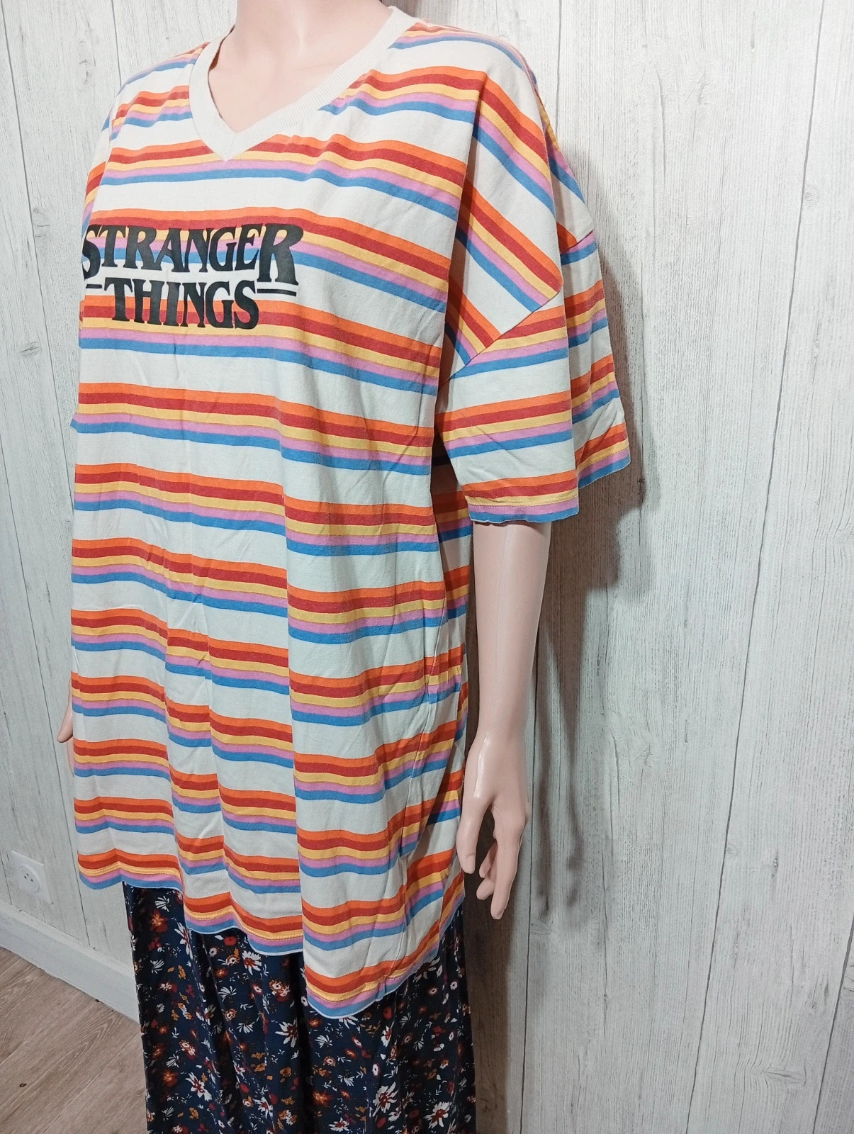 T-SHIRT long manche courte femme- Taille M/L - stranger things - couleur multicolore – taille L / 40 / 12 5
