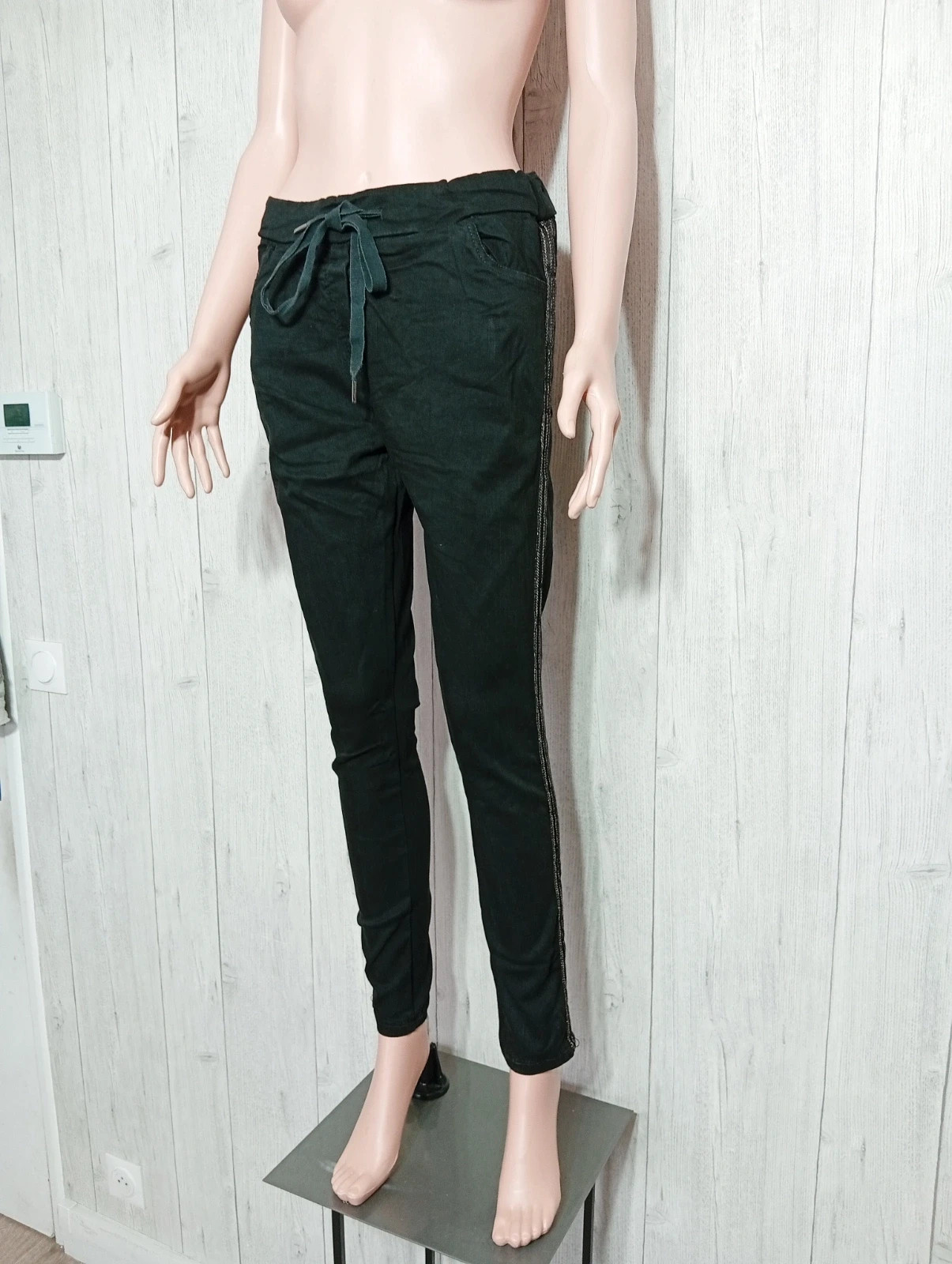 Pantalon femme - Taille M/38- couleur noir et dore – taille M / 38 / 10 5