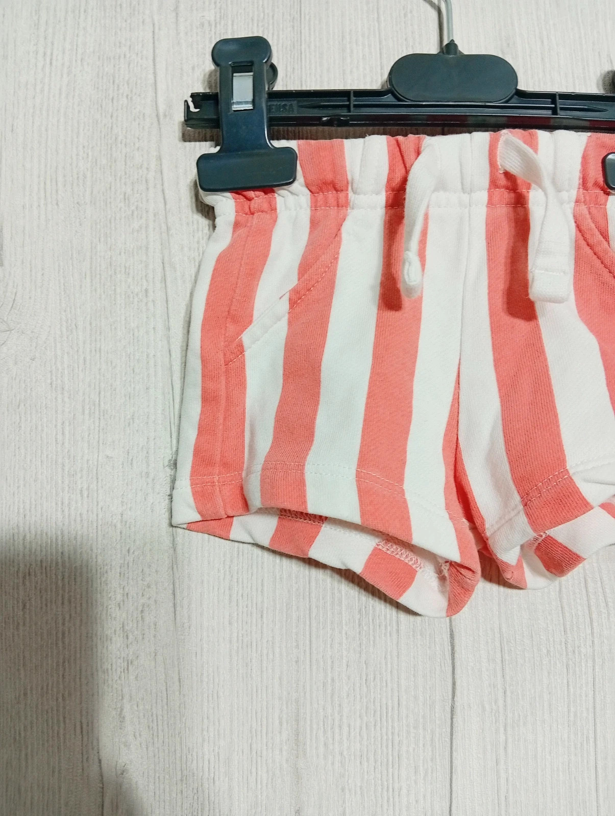 Short fille - taille 3 mois (60 cm) - Kiabi-couleur corail et blanc – Kiabi – taille 3-6 mois / 62 cm 2