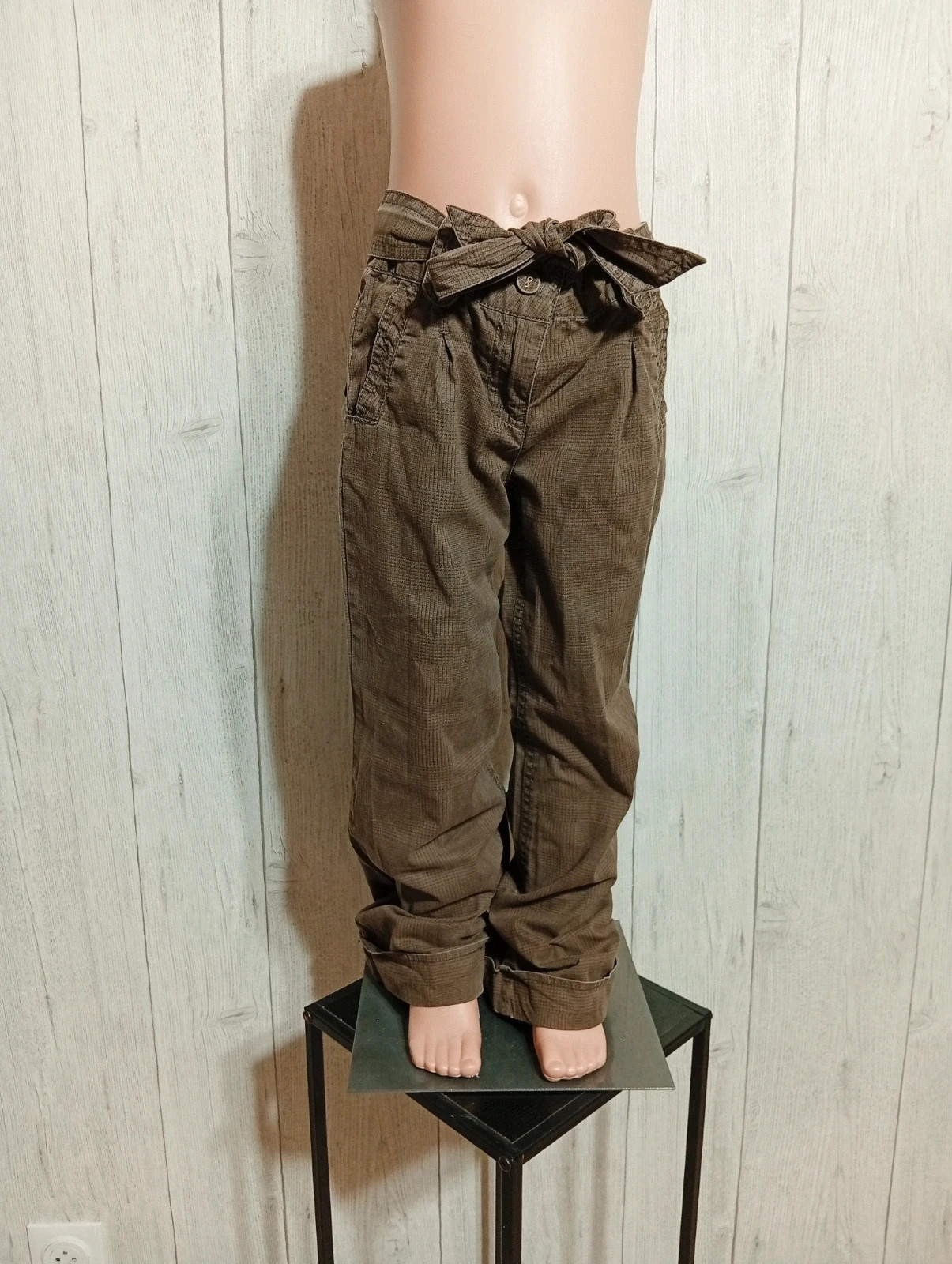 Pantalon fille- Taille 7 ans - Vinyle fraise - couleur kaki marron