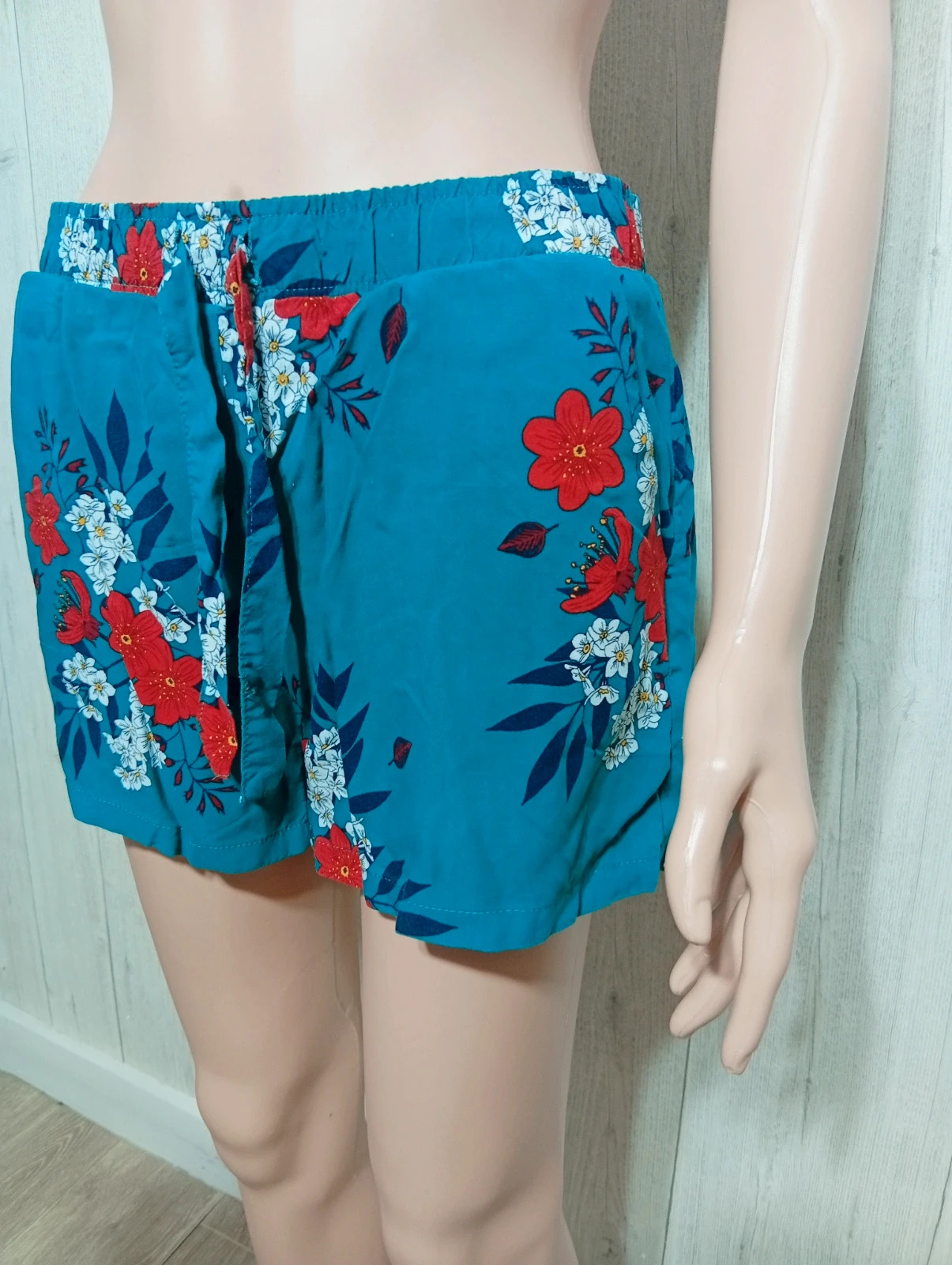 Short femme- Taille M/38 - Kiabi - couleur vert blanc et rouge – Kiabi – taille M / 38 / 10 4
