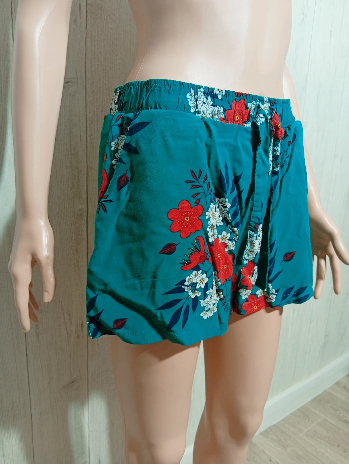 Short femme- Taille M/38 - Kiabi - couleur vert blanc et rouge – Kiabi – taille M / 38 / 10 3