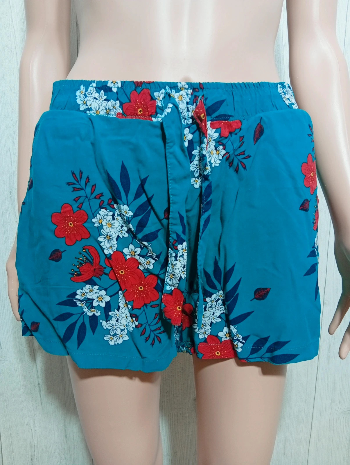 Short femme- Taille M/38 - Kiabi - couleur vert blanc et rouge – Kiabi – taille M / 38 / 10 2