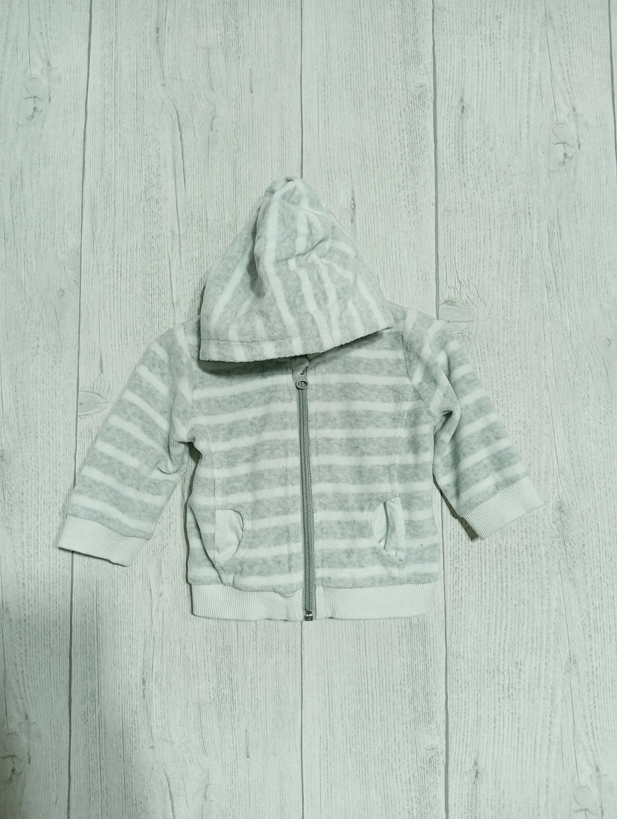 Gilet garcon - Taille 6 mois (63/69 cm) - kiabi - couleur gris et blanc – Kiabi – taille 3-6 mois / 62 cm