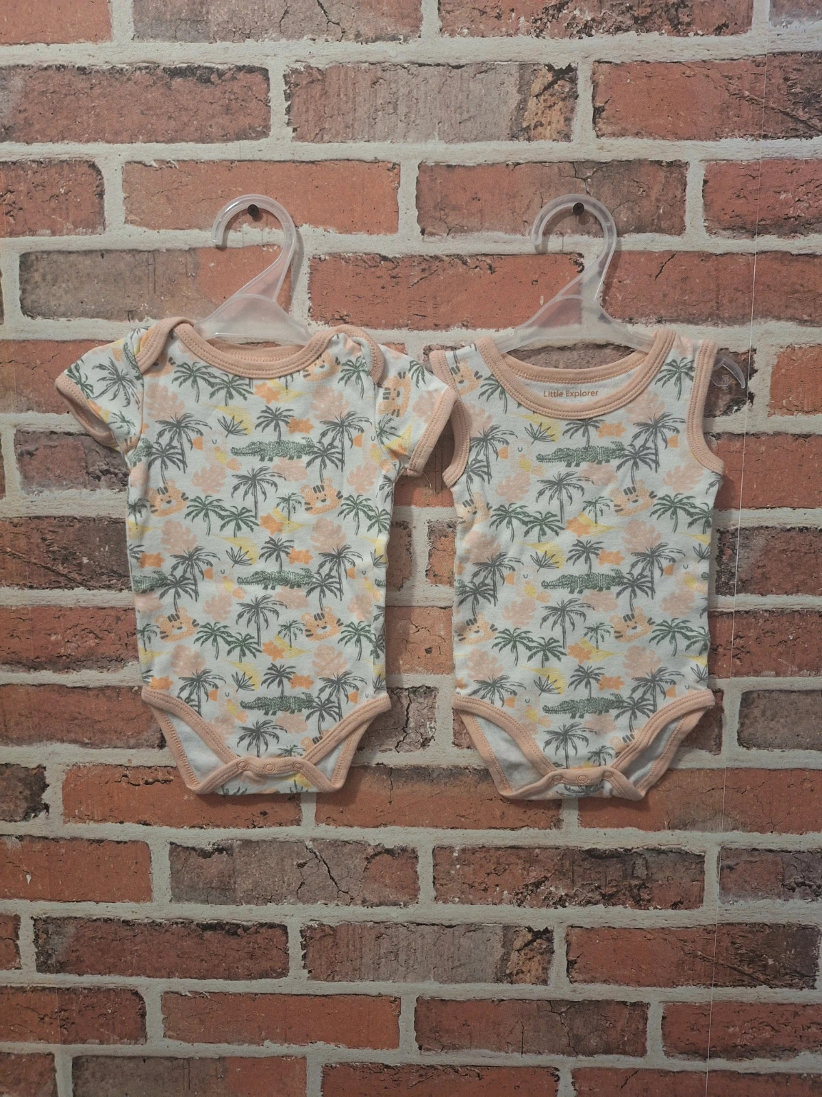 Lot de 2 bodies fille Taille 9 mois – Little Explorer – taille 6-9 mois / 68 cm