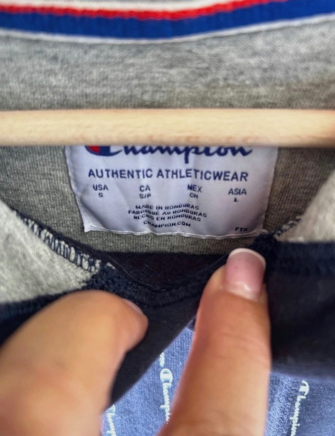 Sweat à capuche Champion bleu marine à motifs – Champion – taille S 3