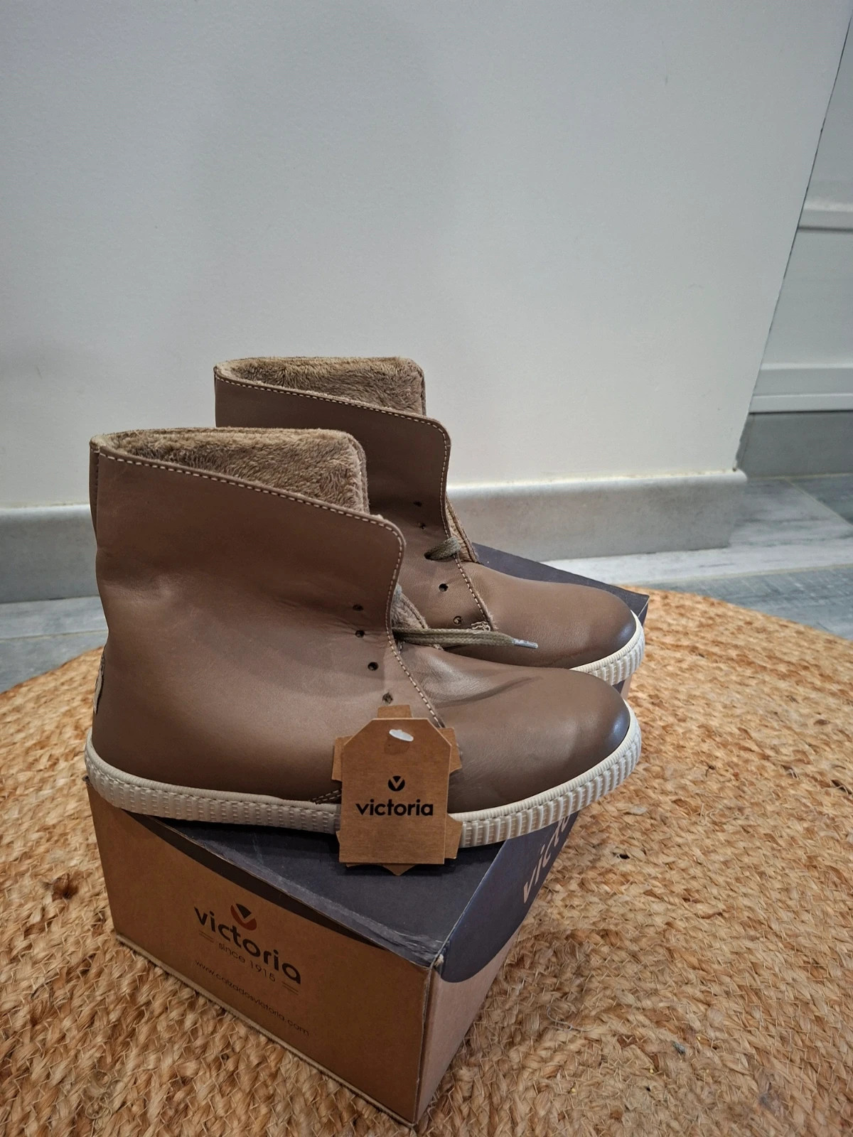 Bottines Victoria taupe fourrées neuves T.35 avec boîte