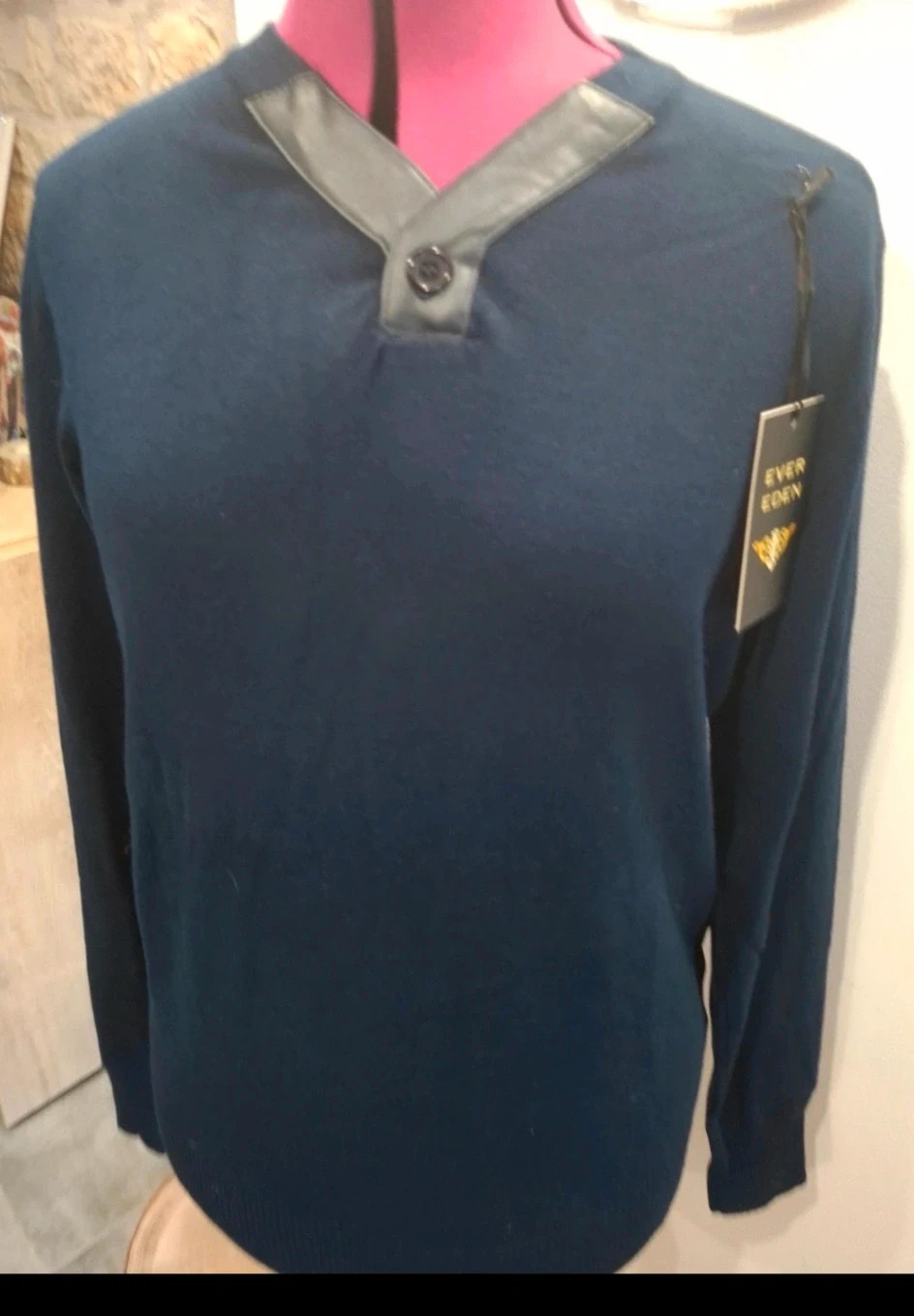 Pull homme Ever Eden bleu marine col V – détails simili cuir – T.M – ever eden – taille M 2