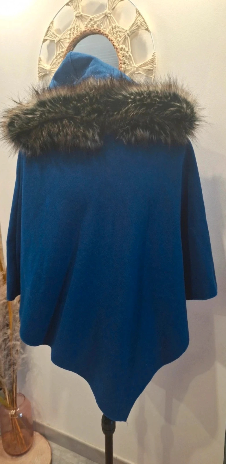 Poncho bleu marine à capuche avec fausse fourrure – taille unique – taille Taille unique 2