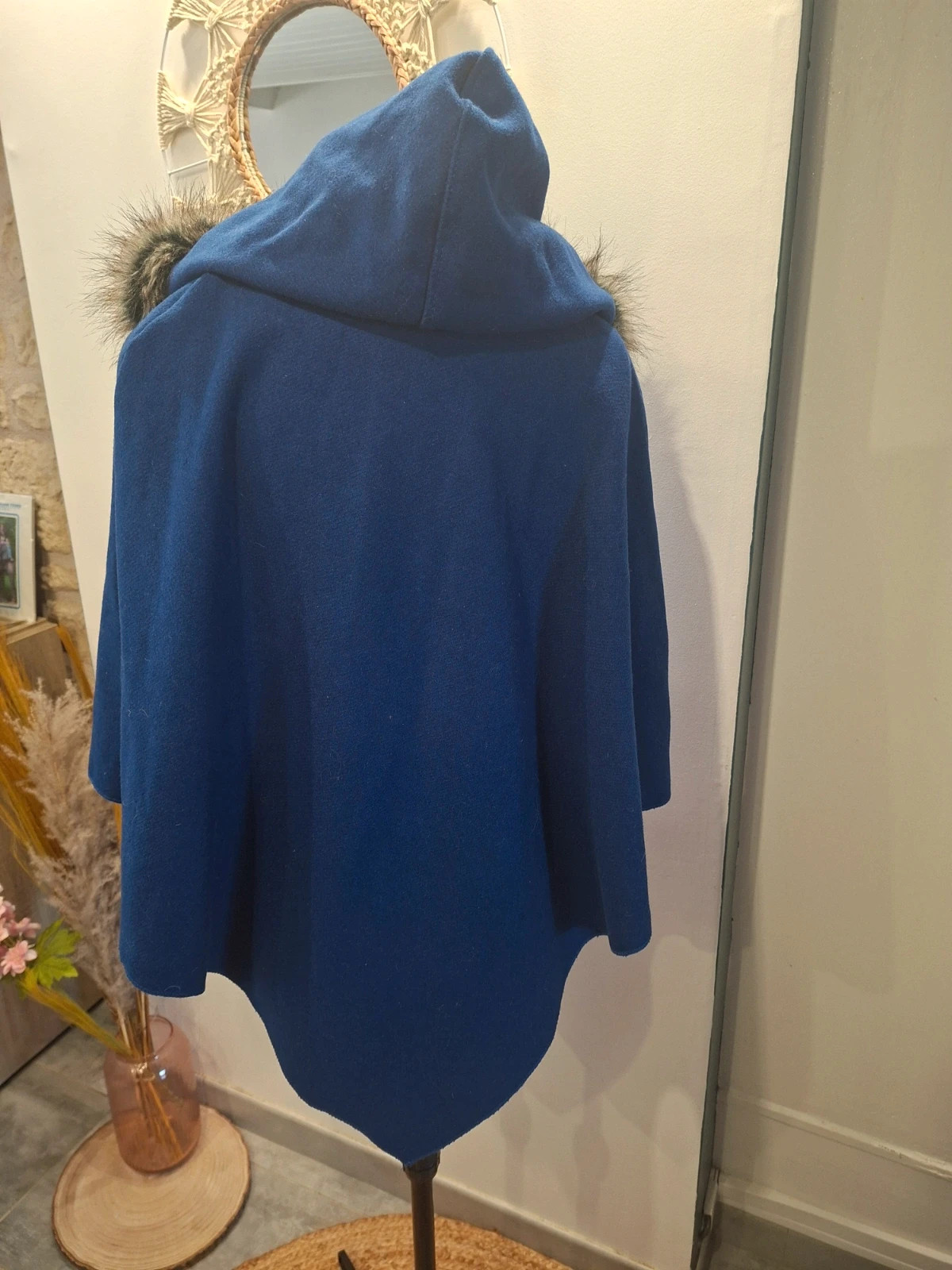 Poncho bleu marine à capuche avec fausse fourrure – taille unique – taille Taille unique 4