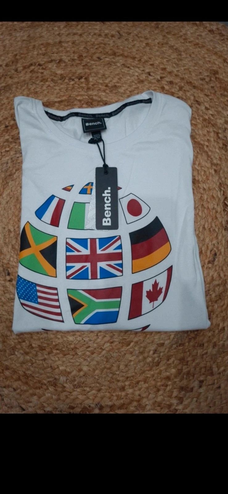 T-shirt Bench. blanc imprimé drapeaux du monde neuf avec étiquette L