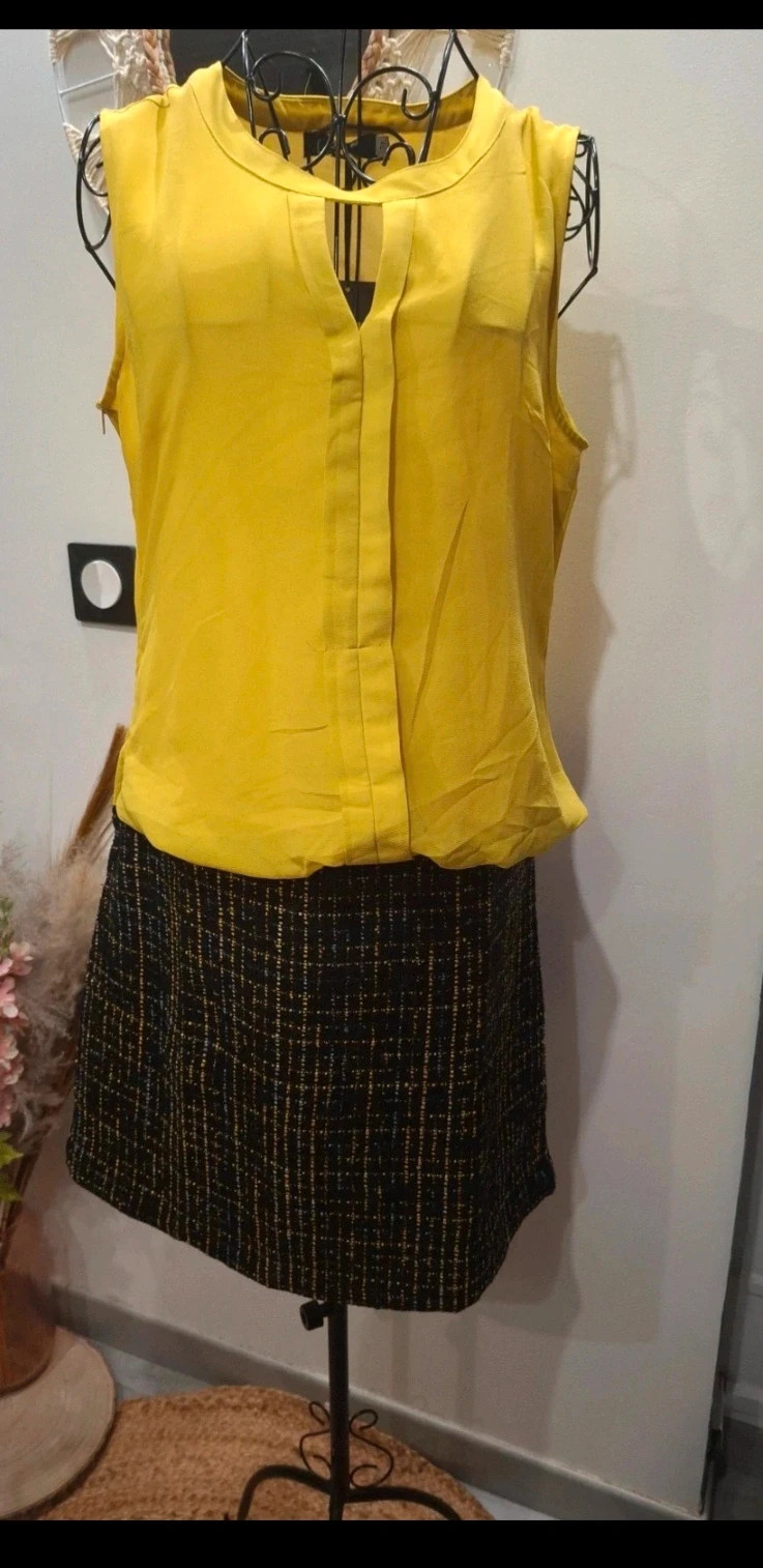 Robe jaune et noire élégante à motifs dorés – T2
