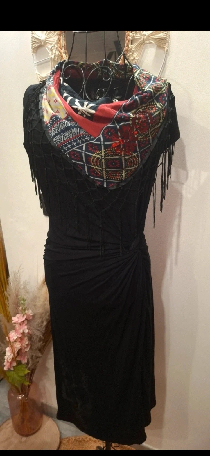 Robe Desigual noire avec foulard imprimé – taille M